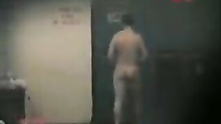 Скрытая камера в раздевалке солдатской бане