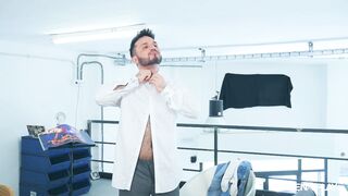 Peeping Photographer (Kike Gil, Leo Rosso)